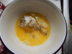 在沾上鸡蛋液