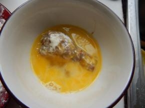 在沾上鸡蛋液