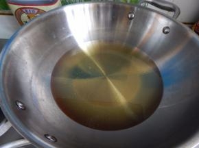 锅里加入油