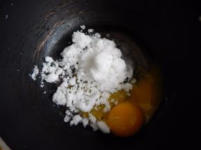 白糖及蛋黄加入锅里