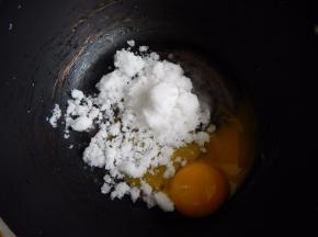 白糖及蛋黄加入锅里