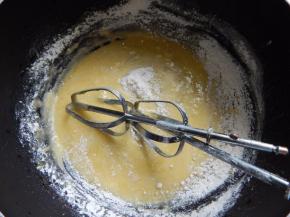 然后加入高粉搅拌均匀