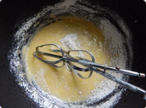 然后加入高粉搅拌均匀