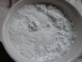 加入清水搅拌均匀