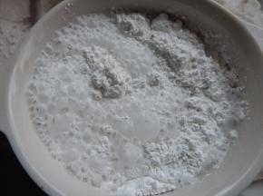 加入清水搅拌均匀