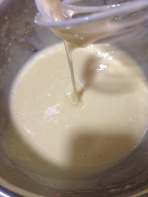 鸡蛋加糖搅打均匀，打至糖完全溶化，加入牛奶，玉米油，炼奶混合均匀，筛入低筋面粉，玉米淀粉，泡打粉翻拌均匀，盖上保鲜膜放冰箱静置30分钟以上