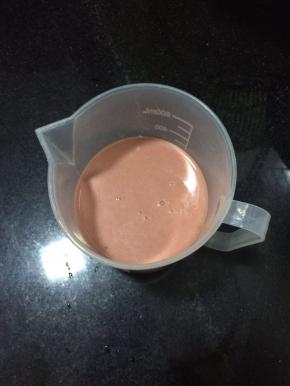 混合好的面糊找个有漏嘴的量杯装起来，方便倒面糊