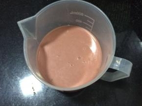 混合好的面糊找个有漏嘴的量杯装起来，方便倒面糊