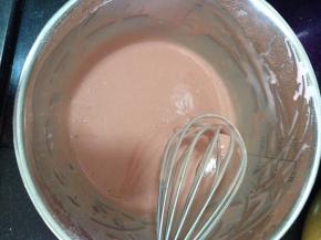 静置好后取40克混合好的面粉与2克红曲粉混合均匀，再把混合好的红曲粉面糊倒回面糊盘里翻拌均匀