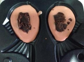 模具先用小火预热一分钟后关火，在模具里先倒入三分之一的面糊后开小火，再放入红豆沙