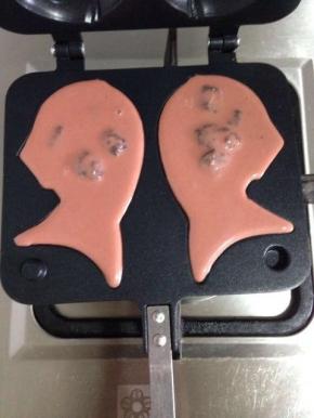 再把面糊铺满整个模具