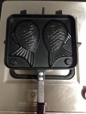 合上模具后马上翻面，每面各烤2-3分钟，烤的时候要来回移动模具，使其受热一致上色均匀