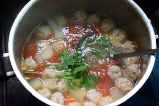 最后加入香菜，加盐油调味