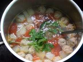 最后加入香菜，加盐油调味