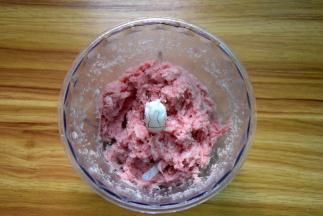 五花肉切去皮，再切小块料理机绞成肉末