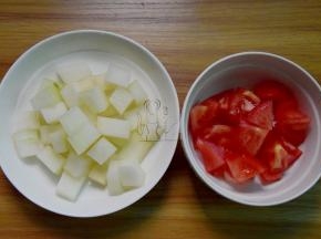 冬瓜去皮切块；番茄切块