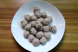 锅中加清水，把肉末挤成丸子焯定型捞出