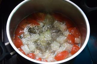 另锅加水或用焯丸子的汤水随意，放入冬瓜和番茄稍煮