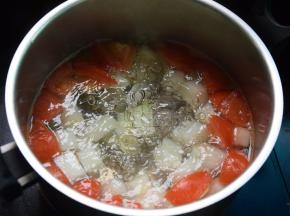 另锅加水或用焯丸子的汤水随意，放入冬瓜和番茄稍煮