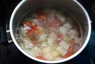 然后加入肉丸子一起煮熟