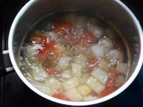 然后加入肉丸子一起煮熟
