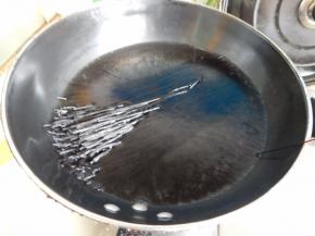 蕨根粉加入锅里煮