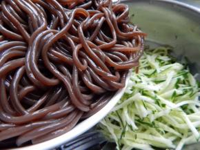 中入泡过的蕨根粉