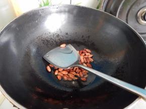 锅里加入油加入花生米炒