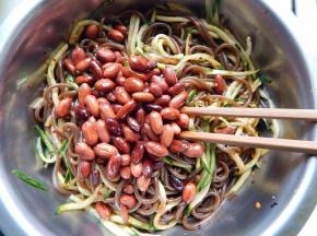 最后加入炒好的花生米搅拌均匀