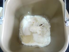 先将油皮的所有材料放进面包机桶里，启动揉面模式，我用imix程序揉20分钟