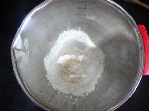 制作油酥，低筋面粉与猪油混合均匀成团就可以了