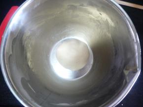 油酥混合好后同样要盖上保鲜膜静置20分钟