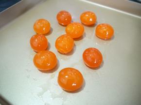 揉面的时间来处理蛋黄，新鲜咸蛋磕出来的蛋黄，要洗掉蛋黄表面的薄膜，喷上白酒120度烤8分钟，烤到表面干爽就可以了