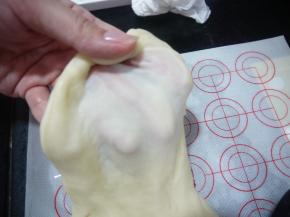 20分钟后油皮揉好了，可以拉出薄膜就可以了