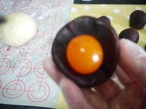 红豆沙分成10等份，将蛋黄包进去