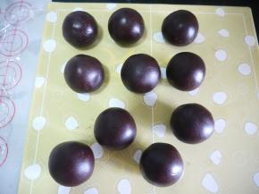 包好蛋黄的豆沙馅尽量搓圆一点