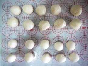 静置好的油皮油酥各平均分成10等份