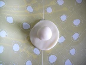 取一块油皮面团擀成圆片，油酥放中间