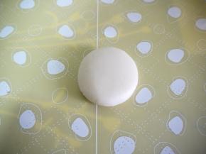 静置好后取一个酥皮面团轻轻压扁