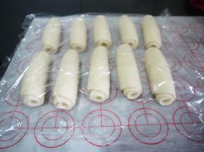 依次擀卷好所有的面团，盖上保鲜膜静置松弛20分钟
