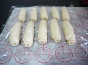 依次擀卷好所有的面团，盖上保鲜膜静置松弛20分钟