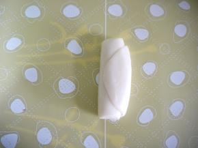 静置好后进行二次擀卷，取一块面团轻轻压扁