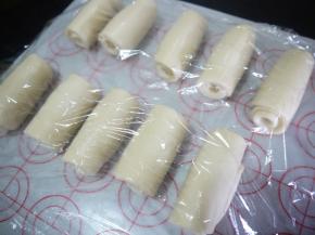将二次擀卷好的面团盖上保鲜膜松弛20分钟