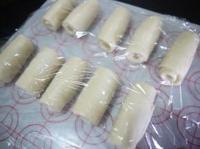 将二次擀卷好的面团盖上保鲜膜松弛20分钟