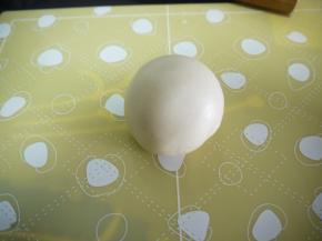 包好的蛋黄酥轻轻搓圆，收口朝下