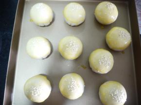 表面刷上薄薄的蛋黄液，顶部撒上芝麻