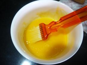 准备一个蛋黄液