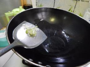 锅里加入油加入葱