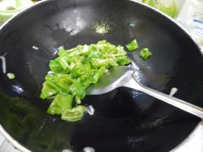炒香后加入青椒