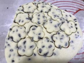 擀成厚度1.5cm厚的面片，用模具按压出花形